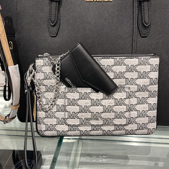 MICHAEL KORS JET SET ITEM LG 2 in 1 CARD CASE & WRISTLET
Black 
NWT - Picture 8 of 16